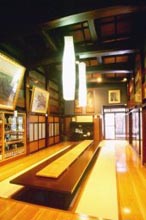 この場所で会議をしたり無菌ぶたと水を一切足さずに酒を煮きった出汁のぶたしゃぶと夢醸！