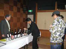 店で使うお酒を試飲しています