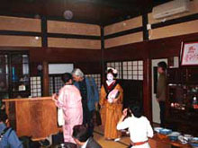 京都祇園の芸子さんのお越しです